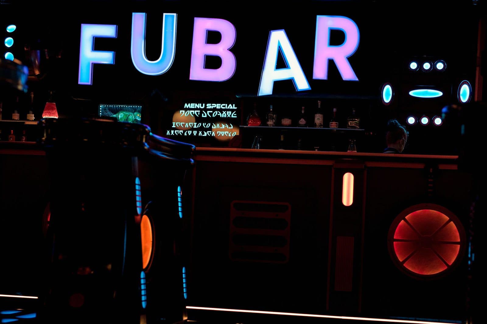 Le bar du FUBAR sous son enseigne lumineuse