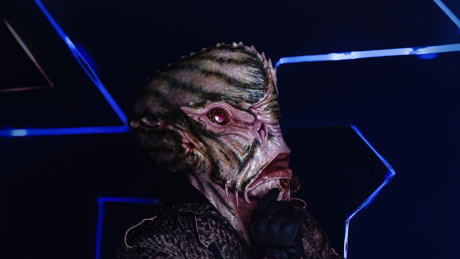 Personnage extraterrestre costumé du FUBAR sous un éclairage bleu